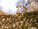 Croix sur un vieux mur